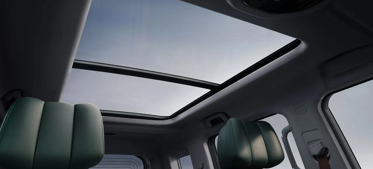 Panoramic sunroof above the front seats